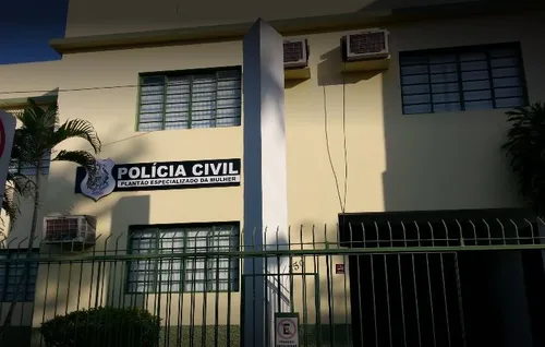 
          Imagem ilustrativa da imagem Homem agride mulher com bebê no colo e depois é solto
          