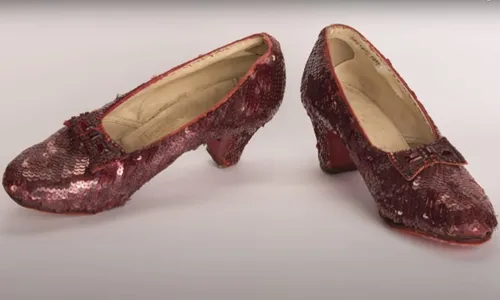 
          Imagem ilustrativa da imagem Homem de 76 anos diz que roubou sapatos de Judy Garland em 'O Mágico de Oz'
          