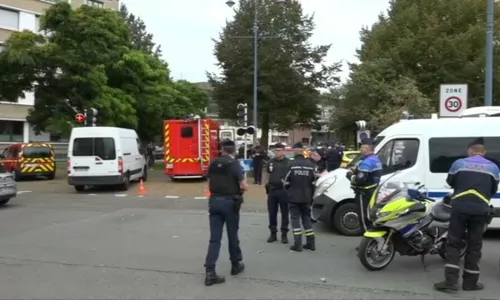 
          Imagem ilustrativa da imagem Homem invade escola na França, mata professor e fere outras pessoas
          
