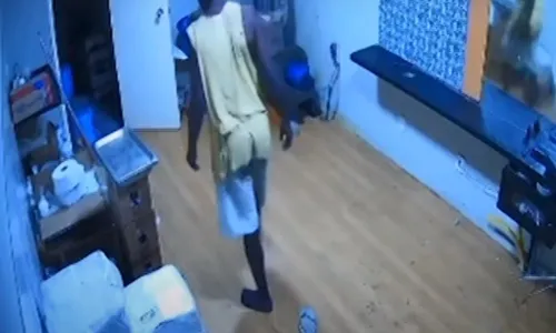 
          Imagem ilustrativa da imagem Homem invade hamburgueria na Rua da Lama, rouba malote de dinheiro e é preso
          