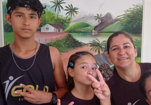 
          Imagem ilustrativa da imagem Homem mata esposa e dois filhos adolescentes com tiros enquanto dormiam
          