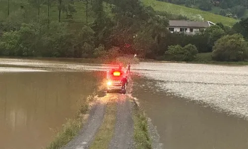 
          Imagem ilustrativa da imagem Homem morre afogado ao tentar passar por estrada alagada em SC
          
