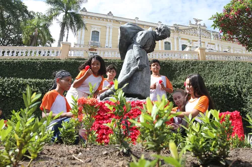 
          Imagem ilustrativa da imagem Homenagem a Dona Domingas: alunos enfeitam estátua com 4 mil rosas vermelhas
          