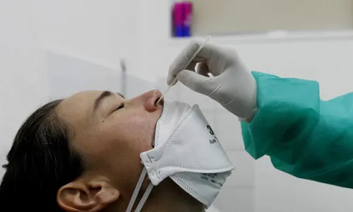 
          Imagem ilustrativa da imagem Hospitais do país registram aumento de internações por covid-19
          