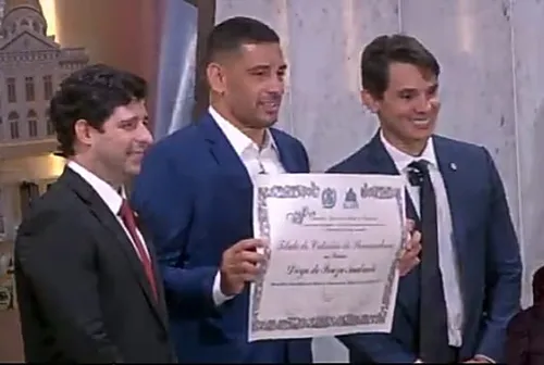 
          Imagem ilustrativa da imagem Ídolo do Sport, Diego Souza é agora também Cidadão Pernambucano
          