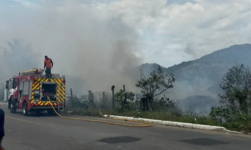 
          Imagem ilustrativa da imagem Incêndio em Ferro Velho preocupa moradores de bairro da Serra
          