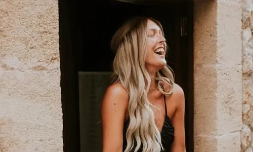 
          Imagem ilustrativa da imagem Influenciadora morre de câncer aos 35 anos e deixa texto de despedida
          