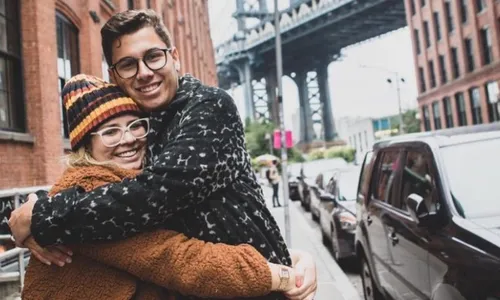 
          Imagem ilustrativa da imagem Irmão de Marília Mendonça rebate piada de influencer com acidente da cantora
          