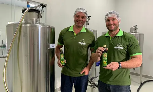 
          Imagem ilustrativa da imagem Irmãos transformam descarte de abacate em azeite de sucesso
          