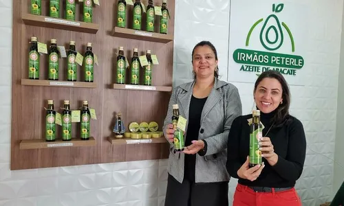 
          Imagem ilustrativa da imagem Irmãos transformam descarte de abacate em azeite de sucesso
          