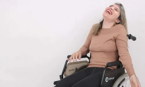 
          Imagem ilustrativa da imagem Jornalista luta por acessibilidade após doença e 13 cirurgias
          