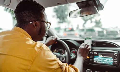 
          Imagem ilustrativa da imagem Justiça de SP cancela cobrança de R$ 0,12 por km a Uber e 99 na cidade de SP
          