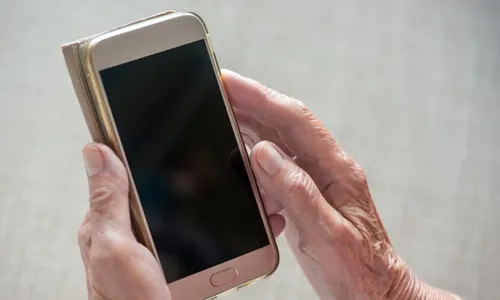 
          Imagem ilustrativa da imagem Justiça interdita idoso de 84 anos que deu R$ 190 mil à namorada de 34
          