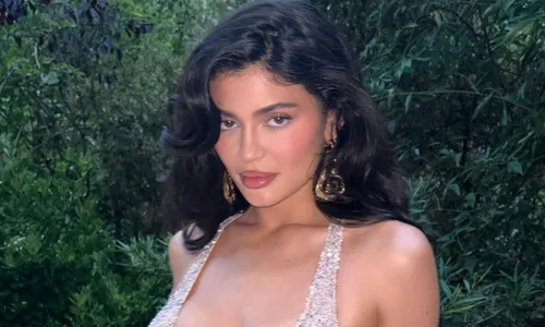 
          Imagem ilustrativa da imagem Kylie Jenner diz que era assediada por paparazzi aos 16 anos: 'histórias de terror'
          