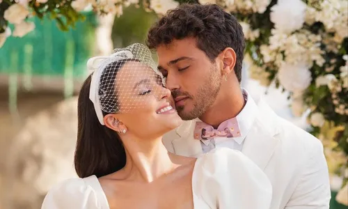 
          Imagem ilustrativa da imagem Larissa Manoela se casa em cerimônia secreta: 'Estamos destinados a ser'
          