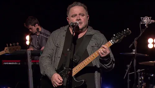 
          Imagem ilustrativa da imagem Léo Jaime e a fórmula do amor: cantor faz 40 anos de carreira colecionando amigos
          