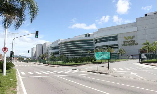 
          Imagem ilustrativa da imagem Lojas ficam abertas mais tempo a partir desta quinta para Black Friday
          