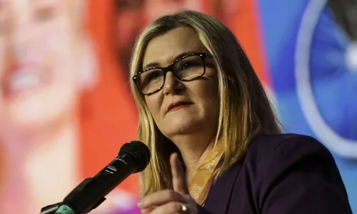 
          Imagem ilustrativa da imagem Lula demite presidente da Caixa e entrega comando do banco a aliado de Lira
          