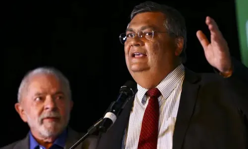 
          Imagem ilustrativa da imagem Lula silencia e deixa defesa nas mãos de Dino, que se distancia
          