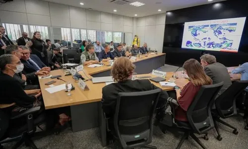 
          Imagem ilustrativa da imagem Lula silencia e deixa defesa nas mãos de Dino, que se distancia
          