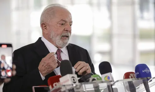 
          Imagem ilustrativa da imagem Lula tem alta antecipada e deixa hospital em Brasília
          