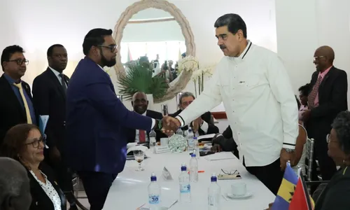 
          Imagem ilustrativa da imagem Maduro e presidente da Guiana discutem disputa por Essequibo
          