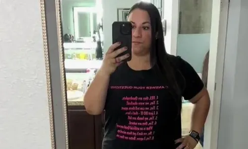 
          Imagem ilustrativa da imagem Mãe de quadrigêmeos faz camiseta para responder dúvidas que sempre escuta
          