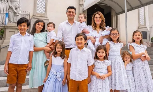 
          Imagem ilustrativa da imagem Mãe mostra foto com os 12 filhos e encanta a web
          