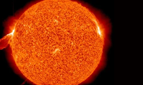 
          Imagem ilustrativa da imagem Maior explosão solar em 6 anos provoca apagão em rádios no continente americano
          
