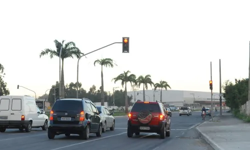 
          Imagem ilustrativa da imagem Mais de 600 motoristas multados por não usar seta
          