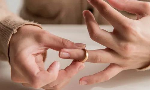 
          Imagem ilustrativa da imagem Mais de mil casais vão todo mês aos cartórios para pedir o divórcio no ES
          