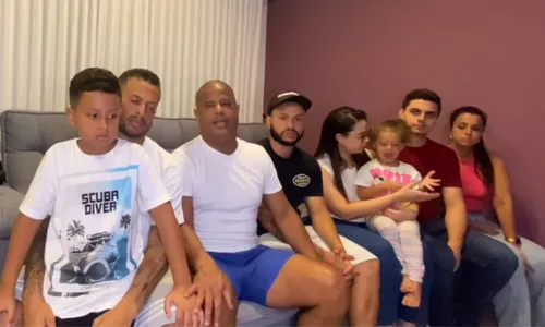 
          Imagem ilustrativa da imagem Marcelinho Carioca aparece ao lado de filhos e netos após sequestro
          
