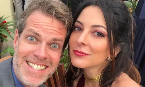 
          Imagem ilustrativa da imagem Marido de Ana Paula Padrão cai de sete metros após assalto à mão armada
          