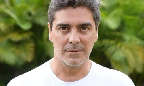 
          Imagem ilustrativa da imagem Marido de Xuxa assume paternidade de filho de 38 anos após exame de DNA
          