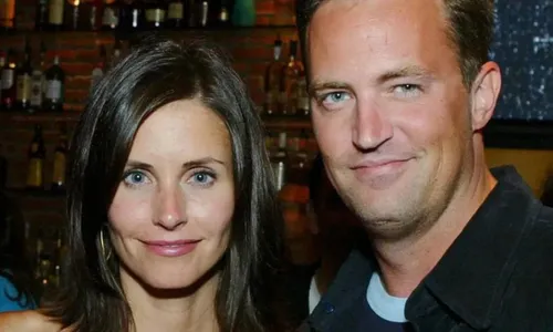 
          Imagem ilustrativa da imagem Matthew Perry impediu que Chandler traísse Monica em 'Friends', conta atriz
          