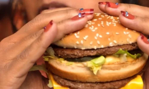 
          Imagem ilustrativa da imagem McDonald's relança Big Mac em versões com fatias de bacon e dobro de carne
          