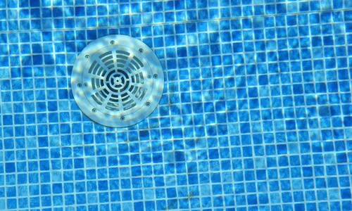 
          Imagem ilustrativa da imagem Menina morre após cabelo ficar preso em ralo de piscina e se afogar no RJ
          