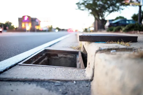 
          Imagem ilustrativa da imagem Menino fica com perna presa em bueiro por 2 horas no ES
          