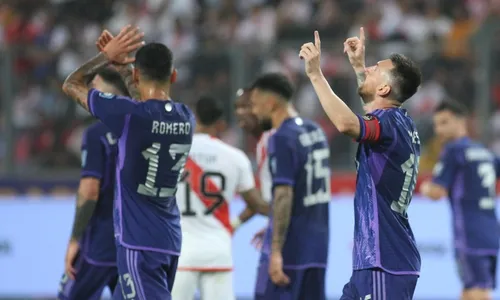 
          Imagem ilustrativa da imagem Messi faz golaços, Argentina vence seleção peruana e mantém 100% de aproveitamento
          