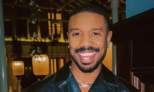
          Imagem ilustrativa da imagem Michael B. Jordan bate violentamente sua Ferrari em carro estacionado
          