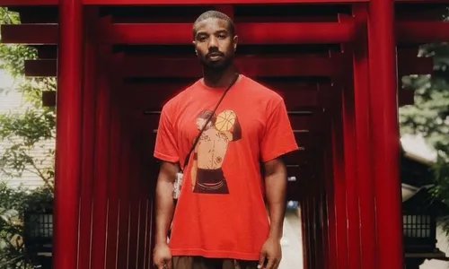 
          Imagem ilustrativa da imagem Michael B. Jordan destrói Ferrari milionária batendo em carro estacionado
          