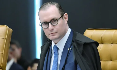 
          Imagem ilustrativa da imagem Ministro do STF pede informação sobre aumento de 300% em salário de governador
          