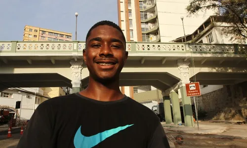 
          Imagem ilustrativa da imagem Moradores comemoram reforma do viaduto Caramuru
          