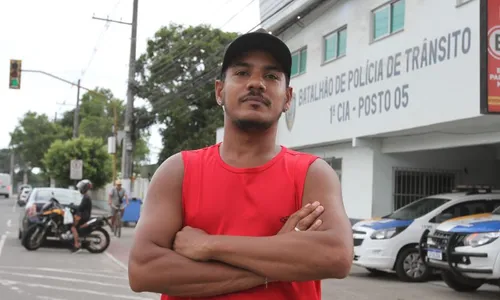 
          Imagem ilustrativa da imagem Motorista arrastado por 1 km após briga no trânsito em Vila Velha
          