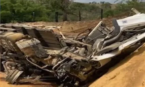 
          Imagem ilustrativa da imagem Motorista e ajudante morrem em acidente com caminhão em rodovia do ES
          