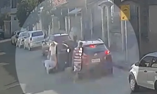 
          Imagem ilustrativa da imagem Motorista é arrancado de carro durante assalto em bairro da Serra
          
