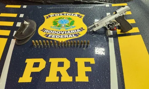 
          Imagem ilustrativa da imagem Motorista é preso ao tentar esconder arma embaixo de banco de carro no ES
          