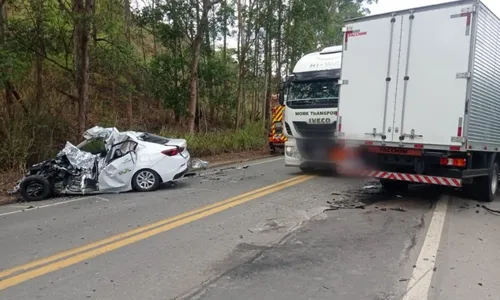 
          Imagem ilustrativa da imagem Motorista morre em acidente entre carro oficial e caminhão na BR-259
          
