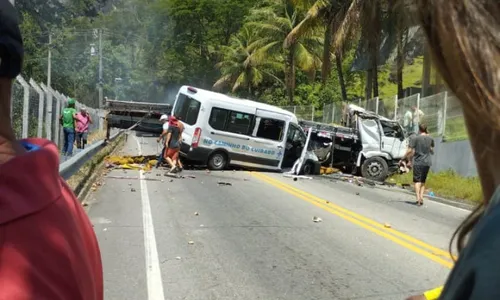 
          Imagem ilustrativa da imagem Motoristas ficam feridos após acidente com três veículos no ES
          