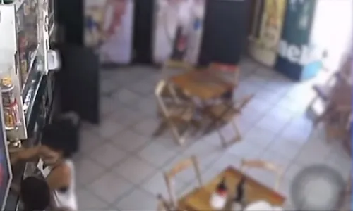 
          Imagem ilustrativa da imagem Mulher é flagrada com cartão roubado, confessa crime e é liberada
          